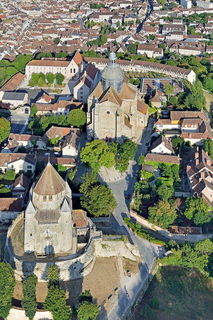 Frankreich, Seine et Marne, Provins, von der UNESCO zum Weltkulturerbe erklärt, die Oberstadt und die Stadtmauern (Luftbild)