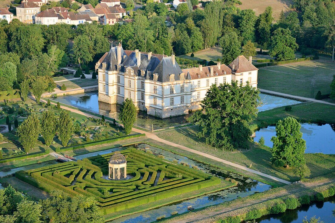 Frankreich, Saone et Loire, Cormatin, das Schloss (Luftaufnahme)