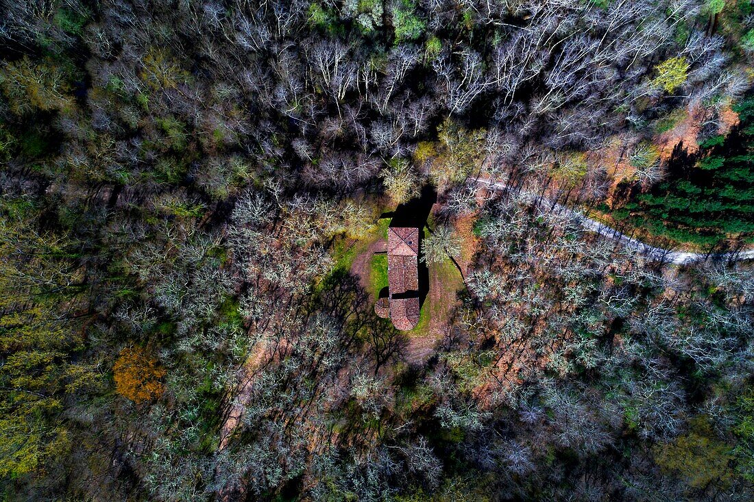 Frankreich, Gironde, Val de L'Eyre, Parc Naturel Régional des Landes de Gascogne, Lugos, Kirche von Old Lugo oder Old Lugos, aus dem elften Jahrhundert, denkmalgeschützt (Luftbild)