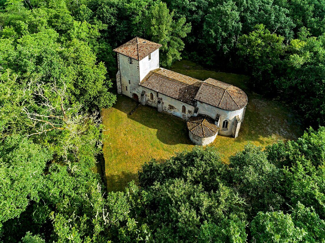 Frankreich, Gironde, Val de L'Eyre, Parc Naturel Régional des Landes de Gascogne, Lugos, Kirche von Old Lugo oder Old Lugos, aus dem elften Jahrhundert, denkmalgeschützt (Luftbild)