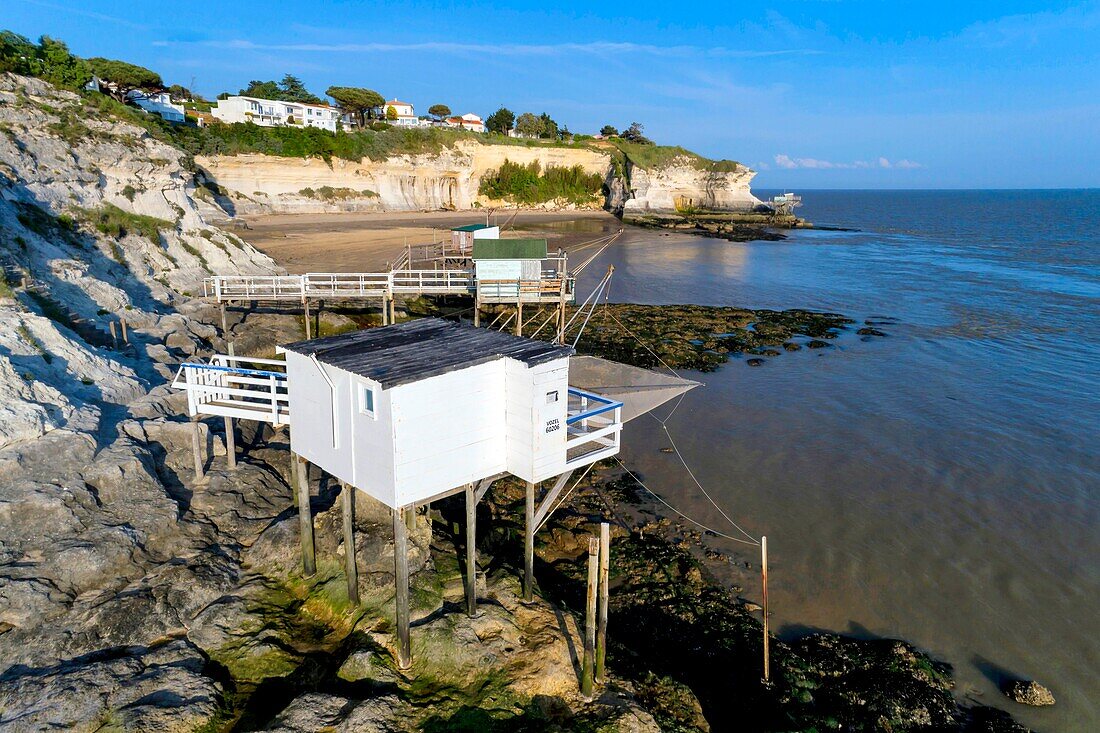 Frankreich, Charente-Maritime, Saintonge, Cote de Beaute, Mündung der Gironde, Meschers-sur-Gironde, Klippen und Troglodytenbehausungen (Luftaufnahme)