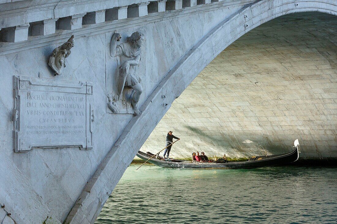 Italien, Venetien, Venedig, von der UNESCO zum Weltkulturerbe erklärt, Stadtteil San Marco, Gondel auf dem Canal Grande unter der Rialto-Brücke