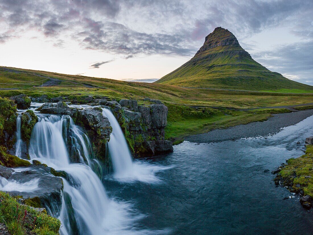 Island, Westliche Region, Grundafjordur, Kirkjufell und Kirkjufellsfoss Wasserfälle bei Sonnenuntergang