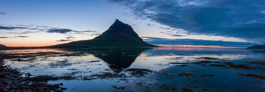 Island, Westliche Region, Grundafjordur, Kirkjufell Spiegelung bei Sonnenuntergang