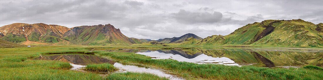 Iceland, Southern Region, Fjallabak Natural Reserve, lakes and mountains around road F208