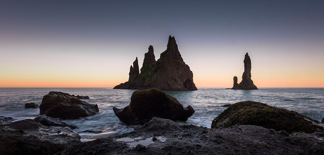 Island, Südliche Region, Vik, Reynisdrangar-Felsen bei Sonnenuntergang