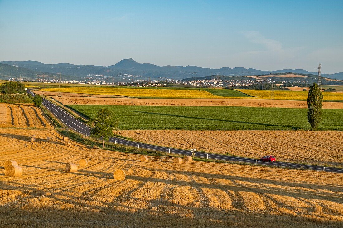 Frankreich, Puy de Dome, Agrarlandschaft bei Billom, Chaine des Puys, von der UNESCO zum Weltnaturerbe erklärtes Gebiet, Regionaler Naturpark der Vulkane der Auvergne