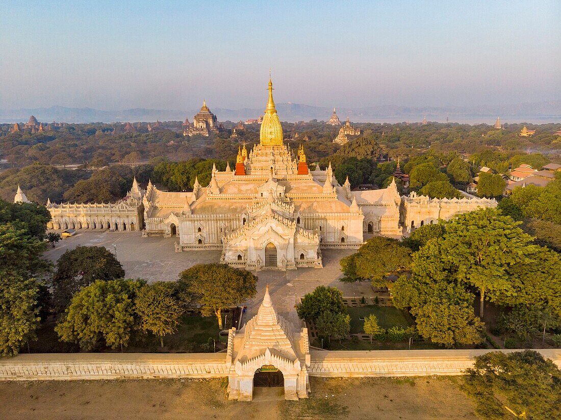 Myanmar (Burma), Region Mandalay, buddhistische archäologische Stätte von Bagan, von der UNESCO zum Weltkulturerbe erklärt, Ananda pahto Tempel (Luftaufnahme)