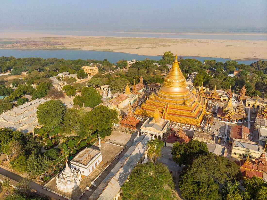 Myanmar (Burma), Region Mandalay, Bagan, buddhistische archäologische Stätte, die von der UNESCO zum Weltkulturerbe erklärt wurde, Nyaung U, Shwezigon-Pagode (Luftaufnahme)