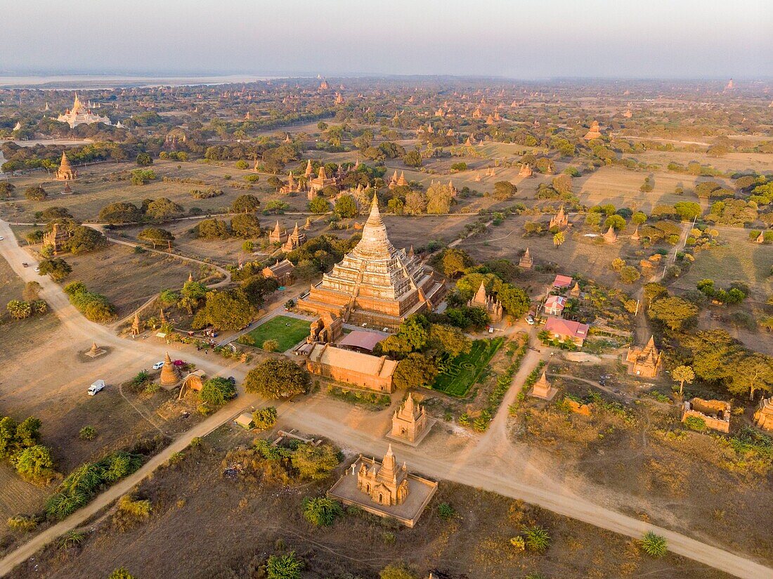 Myanmar (Burma), Region Mandalay, buddhistische Ausgrabungsstätte Bagan, von der UNESCO zum Weltkulturerbe erklärt, Swesandaw-Tempel (Luftaufnahme)