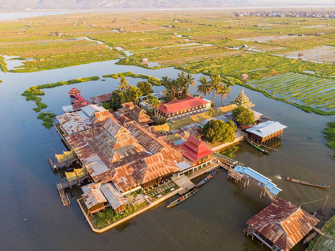 Myanmar (Birma), Shan-Staat, Inle-See, Kloster Kyaung Nga Hpe oder Nga PheChaung (Luftaufnahme)