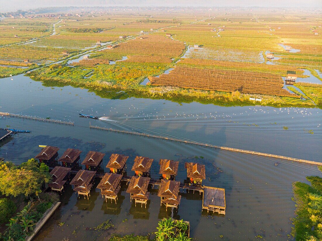 Myanmar (Burma), Shan-Staat, Inle-See, Kela Floating Gardens, und Paramount Inle Resort Overwater Hotel (Luftaufnahme)