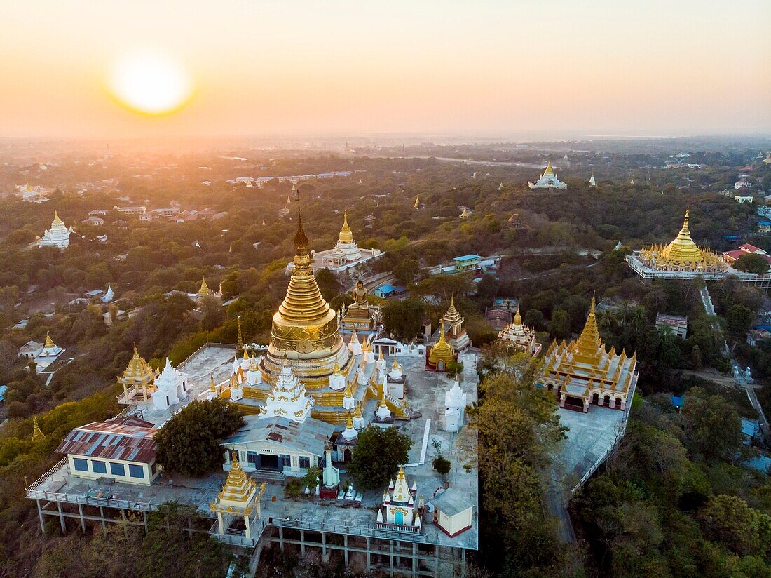 Myanmar (Birma), Division Mandalay, Sagaing Hill und buddhistische Pagoden (Luftaufnahme)