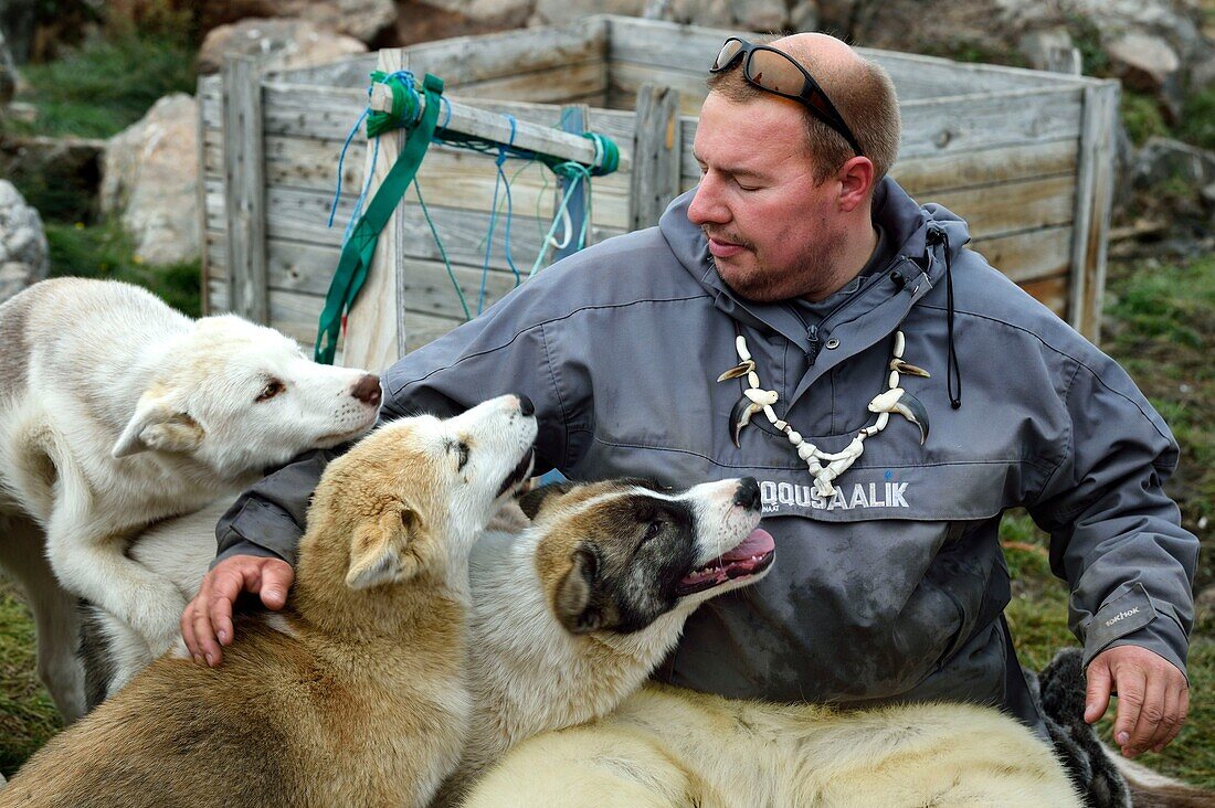 Grönland, Westküste, Uummannaq, der Schlittenhundezüchter Malti Suulutsun trägt eine Hose aus Bärenfell