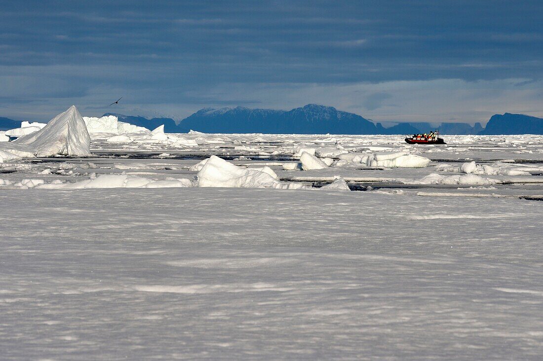Grönland, Nordwestküste, Smith-Sund nördlich der Baffin-Bucht, Bruchstücke von arktischem Meereis und ein Erkundungs-Zodiac des Hurtigruten-Kreuzfahrtschiffs MS Fram