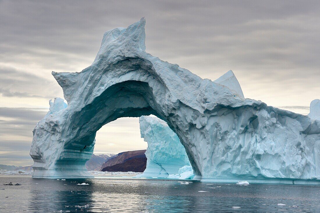 Grönland, Nordwestküste, Inglefield Fjord in Richtung Qaanaaq, Eisberg in Form eines Bogens