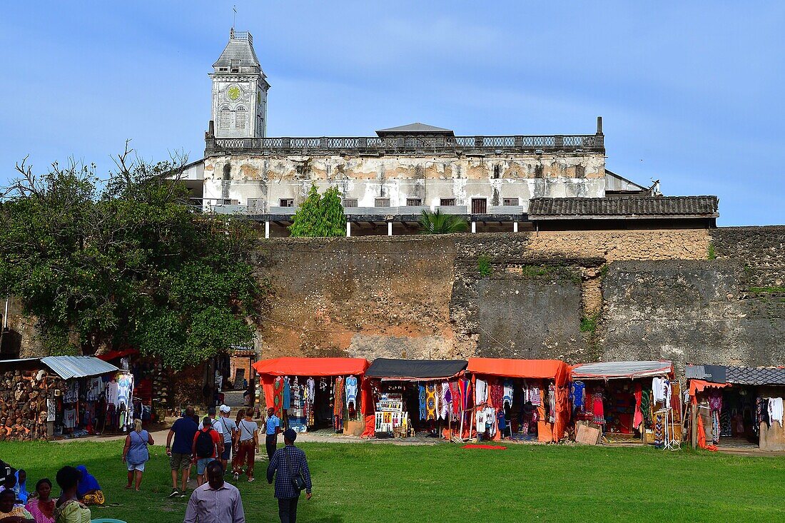 Tansania, Sansibar-Stadt, Stone Town, von der UNESCO zum Weltkulturerbe erklärt, Stände und Uhrenhaus "House of Wonders