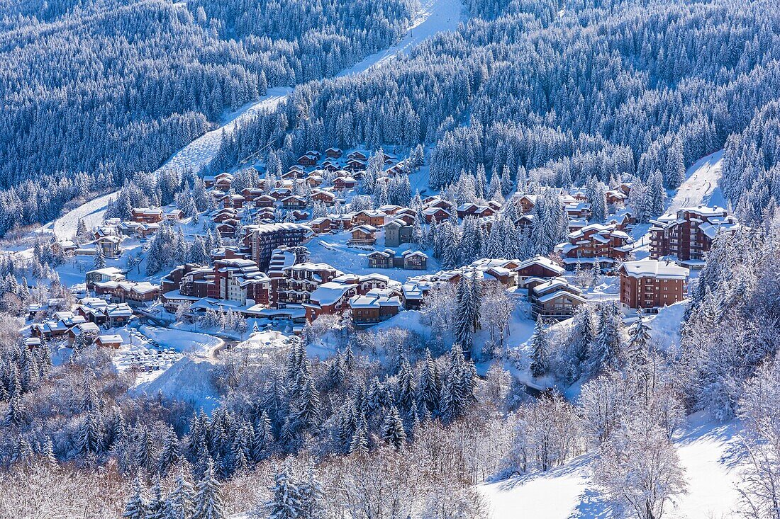 Frankreich, Savoie, Tarentaise-Tal, La Tania ist eines der größten Skigebiete Frankreichs, im Herzen von Les Trois Vallees (Die drei Täler), einem der größten Skigebiete der Welt mit 600 km markierten Pisten, westlicher Teil des Vanoise-Massivs (Luftaufnahme)