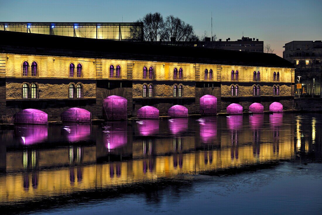 Frankreich, Bas Rhin, Straßburg, Altstadt von der UNESCO zum Weltkulturerbe erklärt, Vauban-Damm an der Ill, nächtliche Illuminationen