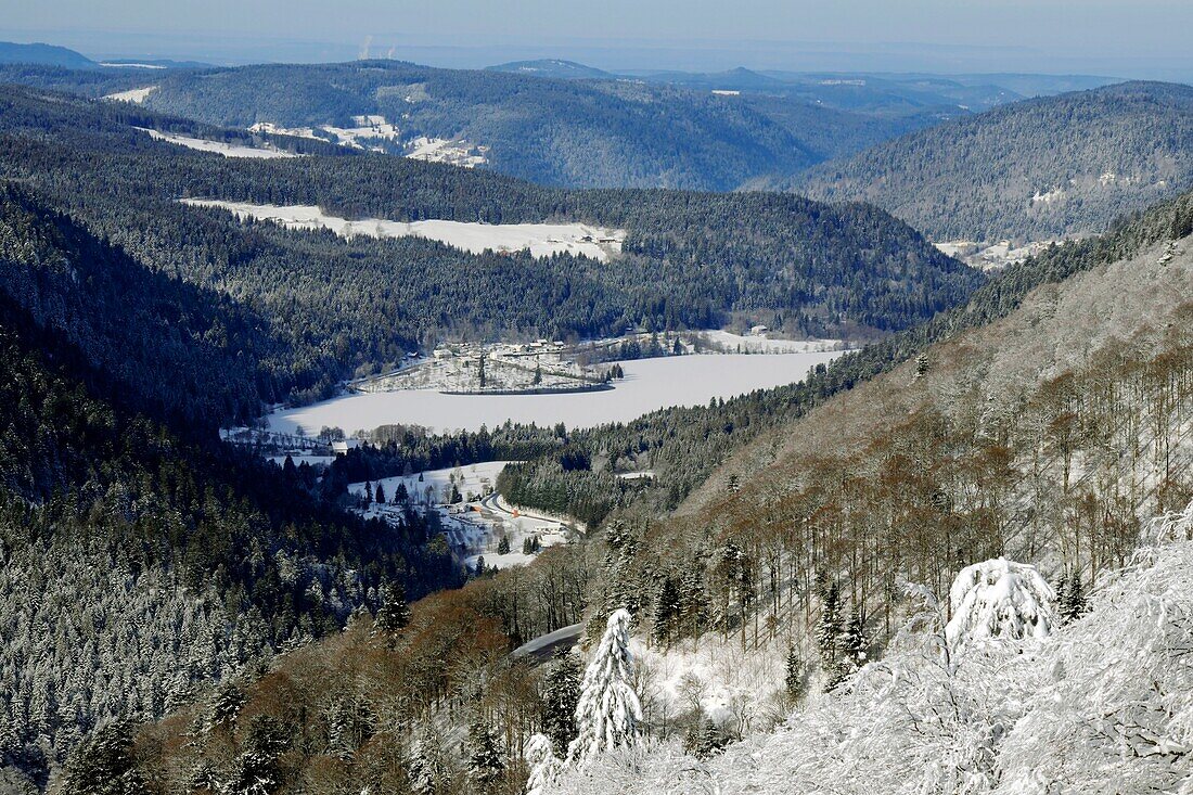 France, Vosges, Hautes Vosges, from the Route des Cretes, to the Hohneck, view over the valley of the lakes, Longemer lake