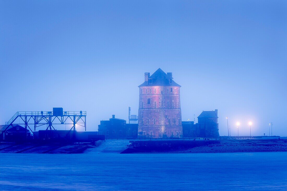 Frankreich, Finistere, Camaret-sur-Mer, Parc Naturel Armorique Régional, Der Vauban-Turm im Nebel, eingetragen in die Liste des Welterbes der UNESCO