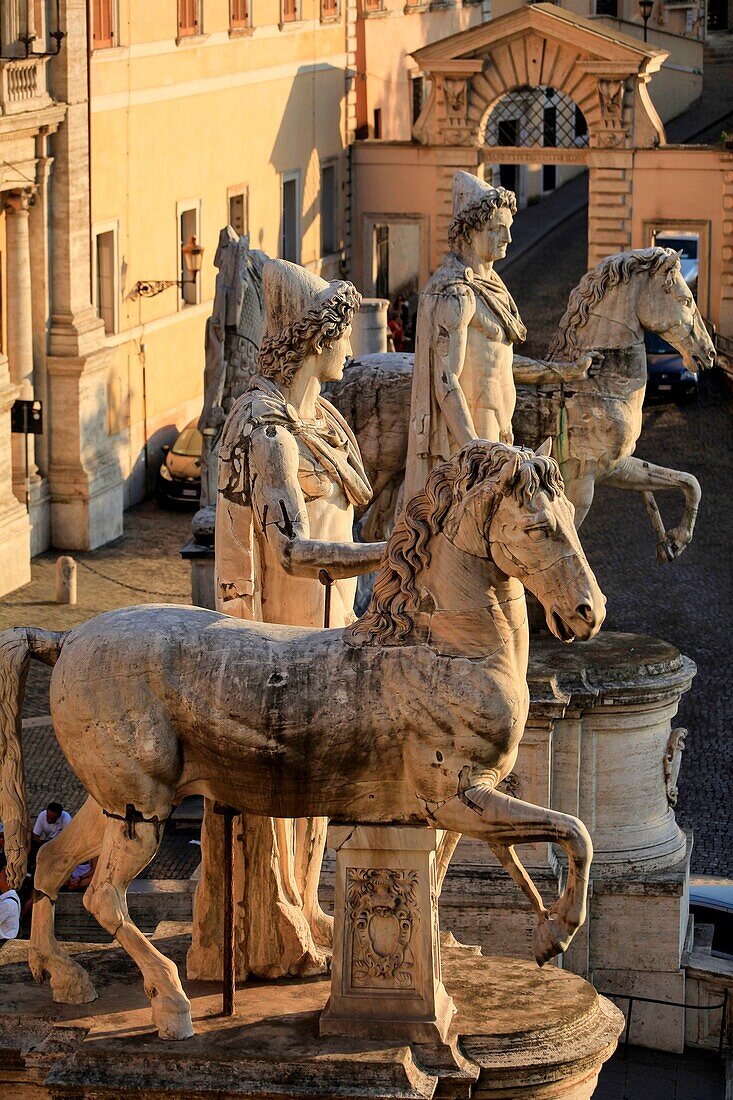 Italien, Latium, Rom, historisches Zentrum, das von der UNESCO zum Weltkulturerbe erklärt wurde, Piazza del Campidoglio (Kapitolplatz), Reiterstatue des Marcus Aurelius und Palazzo Nuevo