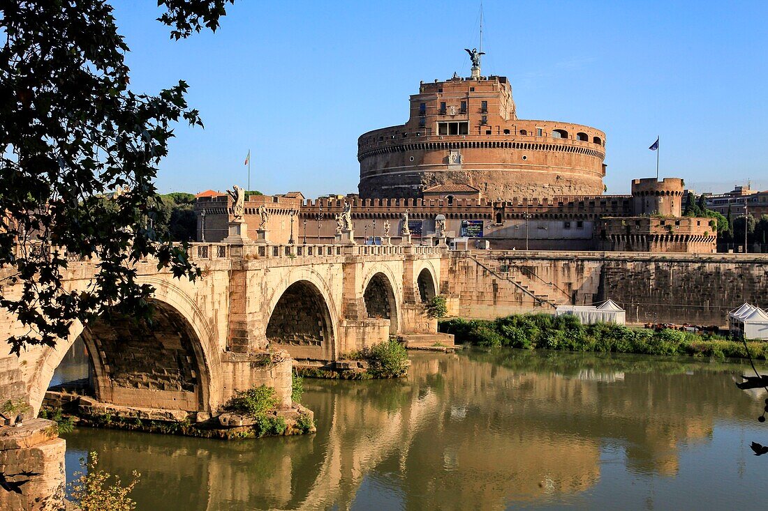 Italien, Latium, Rom, historisches Zentrum, das von der UNESCO zum Weltkulturerbe erklärt wurde, die von Kaiser Hadrian erbaute Engelsbrücke oder St. Angelo und die von Bernini geschnitzten Engel auf dem Tiber, um zu seinem Mausoleum, der Engelsburg (Castel Sant'Angelo), zu gelangen