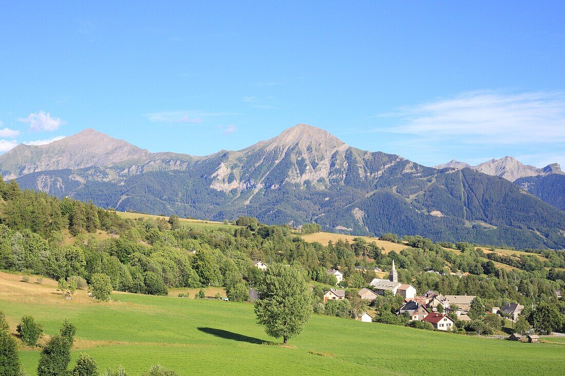 Frankreich, Hautes Alpes, Champsaur, Saint Michel Chaillol und seine Kirche Saint Pierre