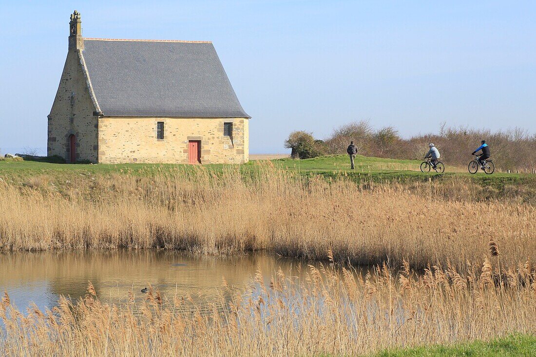 Frankreich, Ille et Vilaine, Smaragdküste, Bucht von Mont Saint Michel, von der UNESCO zum Weltkulturerbe erklärt, Saint Broladre, die Kapelle Sainte Anne (17. Jh.) am Rande des Deichs der Herzogin Anne