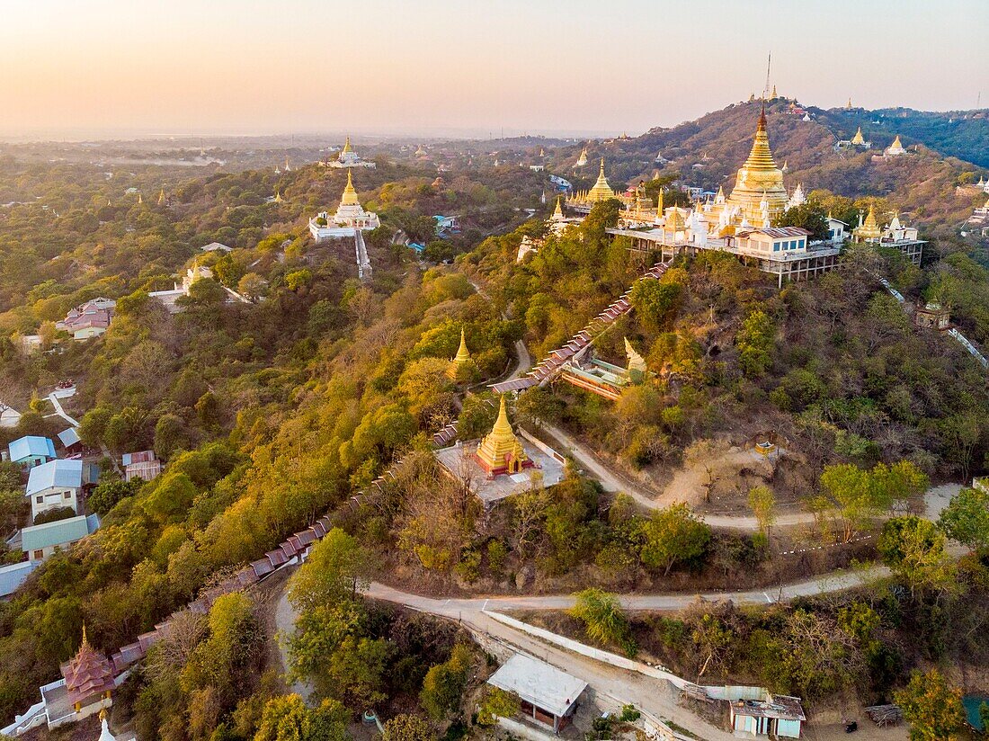 Myanmar (Birma), Division Mandalay, Sagaing Hill und buddhistische Pagoden (Luftaufnahme)