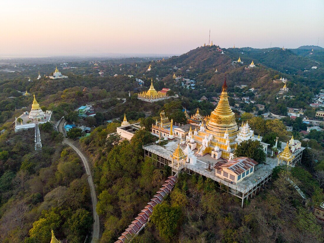 Myanmar (Birma), Division Mandalay, Sagaing Hill und buddhistische Pagoden (Luftaufnahme)