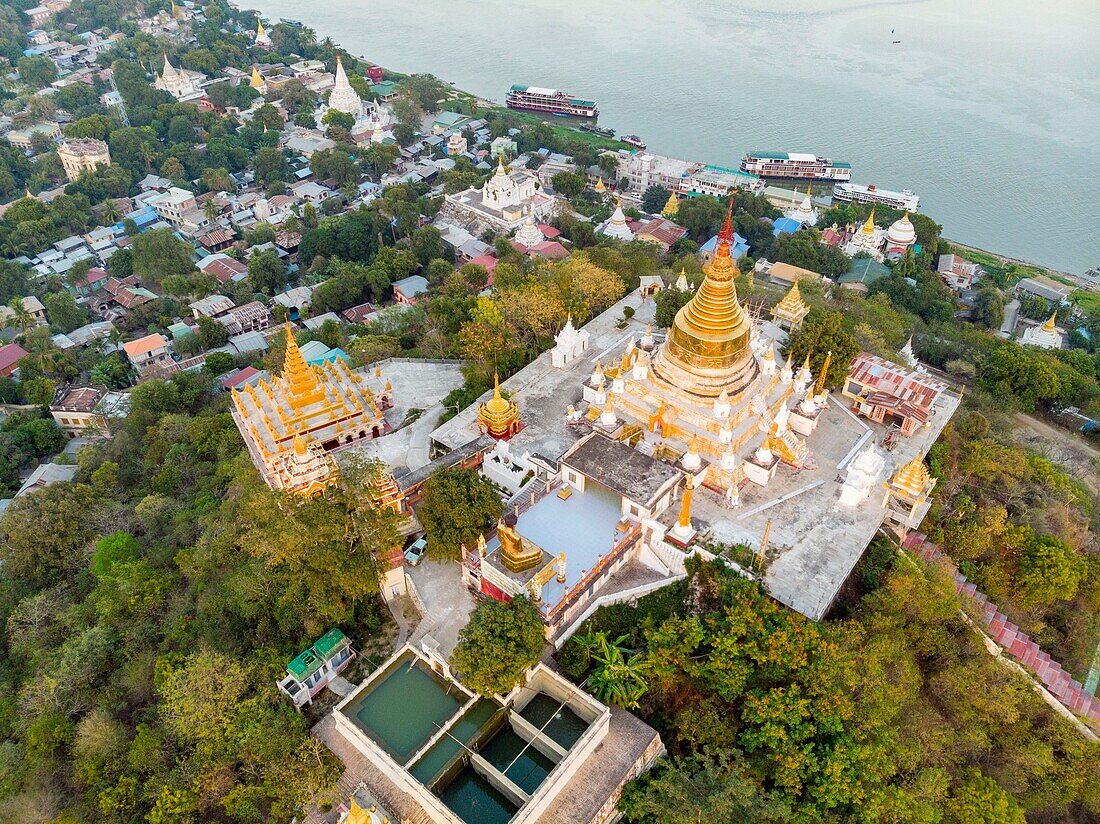 Myanmar (Birma), Division Mandalay, Sagaing Hill und buddhistische Pagoden (Luftaufnahme)