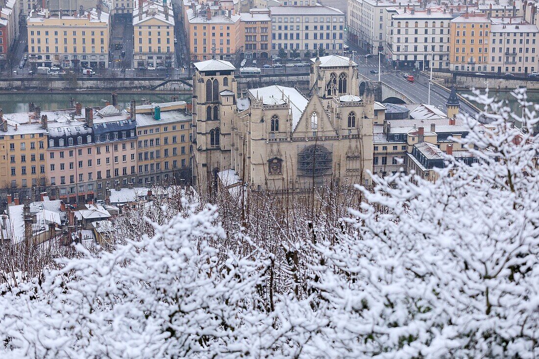 Frankreich, Rhone, Lyon, 5. Arrondissement, Stadtteil Alt-Lyon, von der UNESCO zum Weltkulturerbe erklärte historische Stätte, La Saone, Kathedrale Saint Jean Baptiste (12.), als historisches Monument klassifiziert, unter dem Schnee