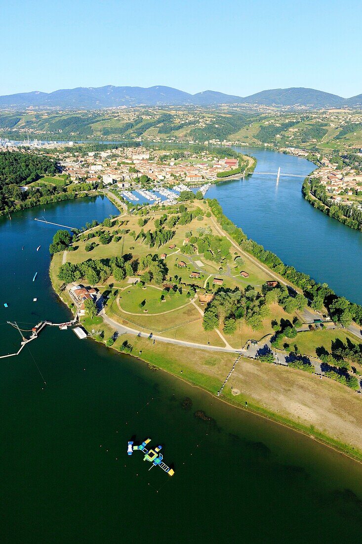 Frankreich, Isere, Les Roches de Condrieu, Freizeitzentrum an der Rhone (Luftbild)