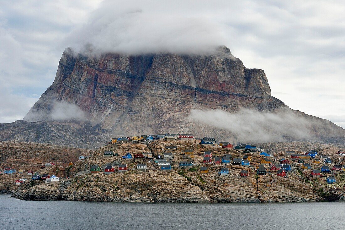 Grönland, Westküste, die Stadt Uummannaq, überragt vom 1170 m hohen Berg Uummannaq