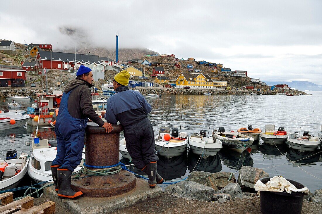 Grönland, Westküste, Baffinbucht, die Stadt Uummannaq klammert sich an den Felsen, der Hafen