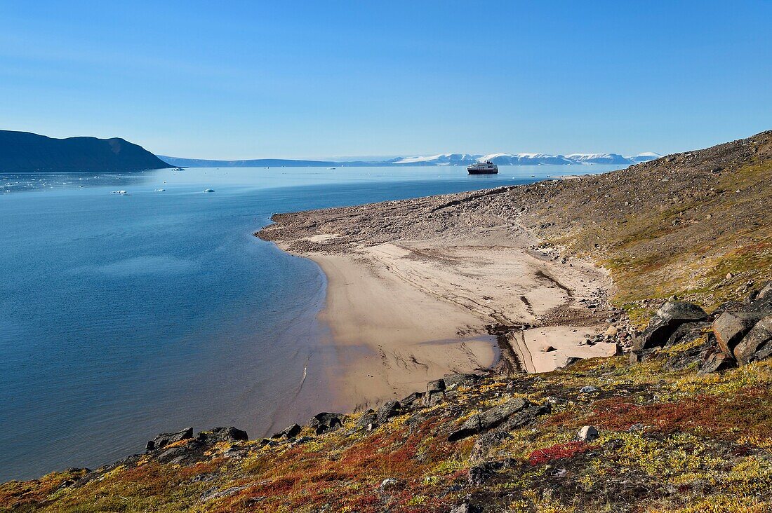 Grönland, Nordwestküste, Smith-Sund nördlich der Baffin-Bucht, Robertson-Fjord bei Siorapaluk, dem nördlichsten Dorf Grönlands, im Hintergrund die MS Fram, ein Kreuzfahrtschiff von Hurtigruten vor Anker