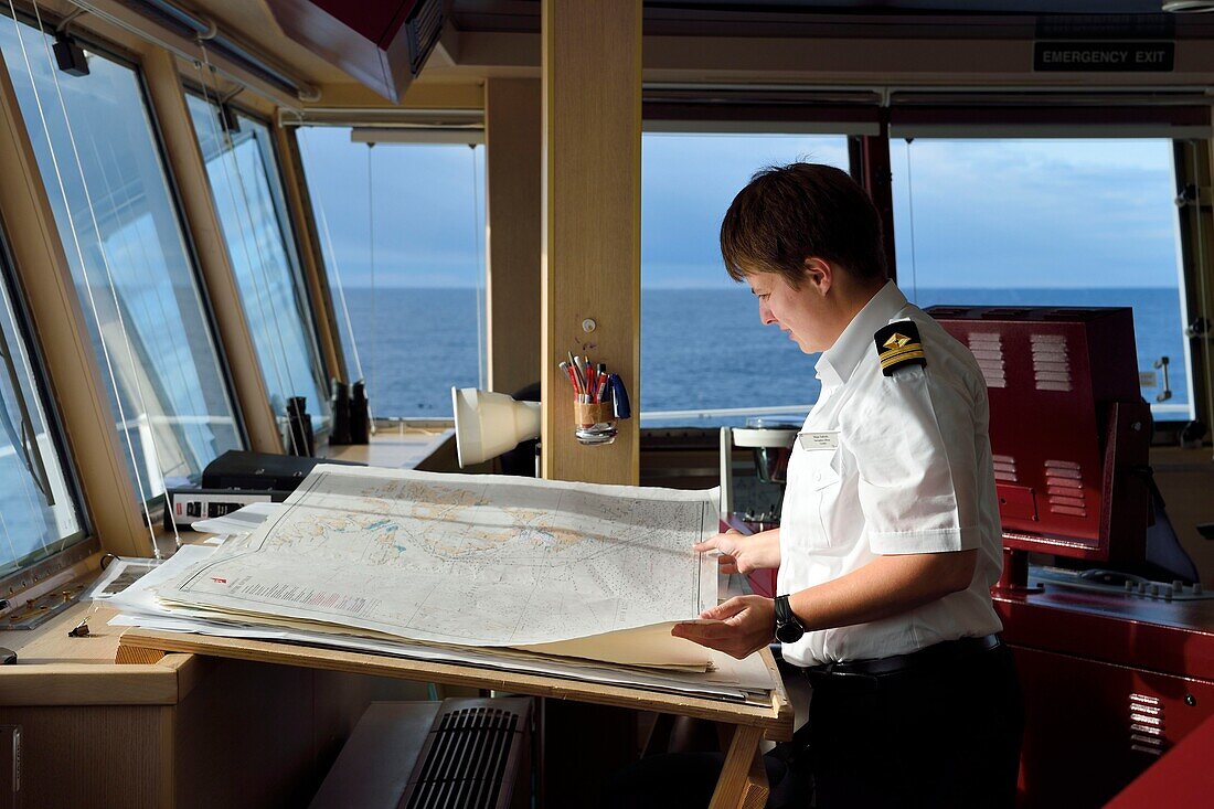 Grönland, Nordwestküste, Baffin Bay, die Navigationsoffizierin Maja Sabolic vom Hurtigruten Kreuzfahrtschiff MS Fram studiert die Karte