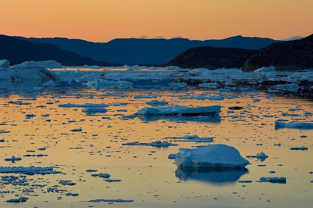 Greenland, west coast, Disko Bay, Icebergs in Quervain Bay at dusk