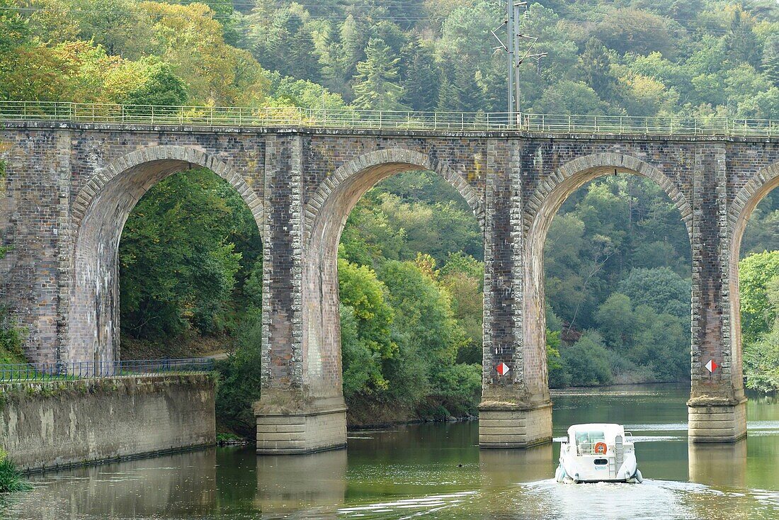 France, Ille et Vilaine, Guipry-Messac, boat on Vilaine river in the wooded valley of Corbinières and the aqueduct