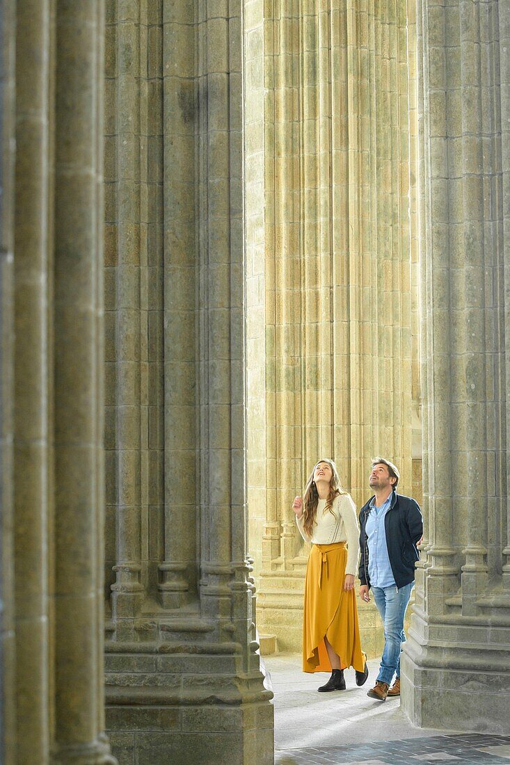 Frankreich, Manche, der Mont-Saint-Michel, Paar im Kircheninneren und dem gotischen Chor