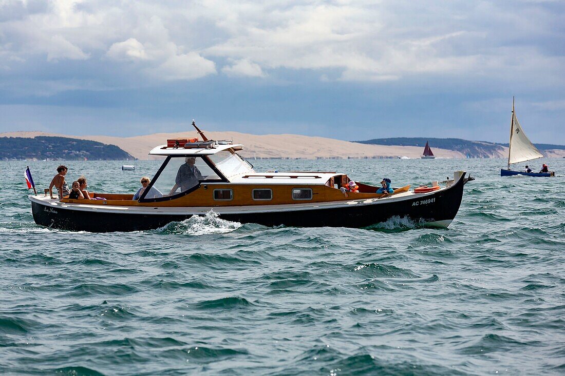 Frankreich, Gironde, Bassin d'Arcachon, La Teste de Buch, Pinasse mit der Düne von Pilat im Hintergrund