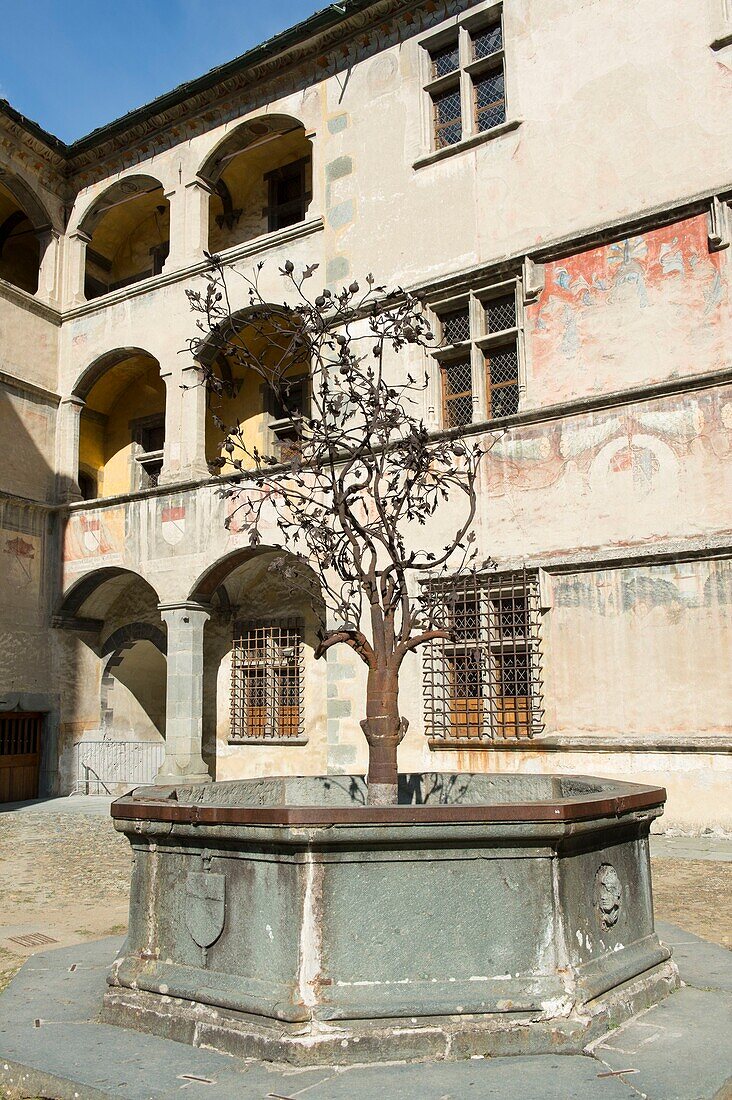Italien, Aostatal, das Schloss von Issogne, der Brunnen des metallischen Granatapfelbaums im Innenhof
