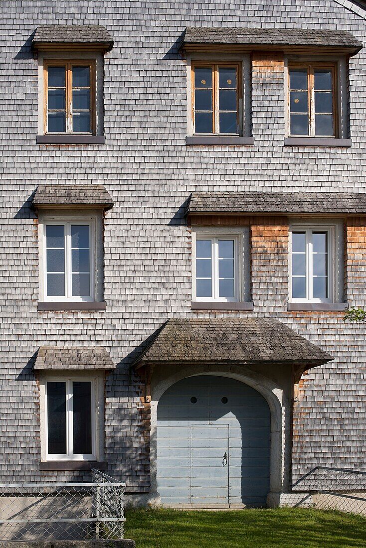 Frankreich, Jura, das Dorf Lamoura, eine Hausfassade mit Holzpfosten oder Ancelles, die zum Schutz vor Stürmen verwendet wurden