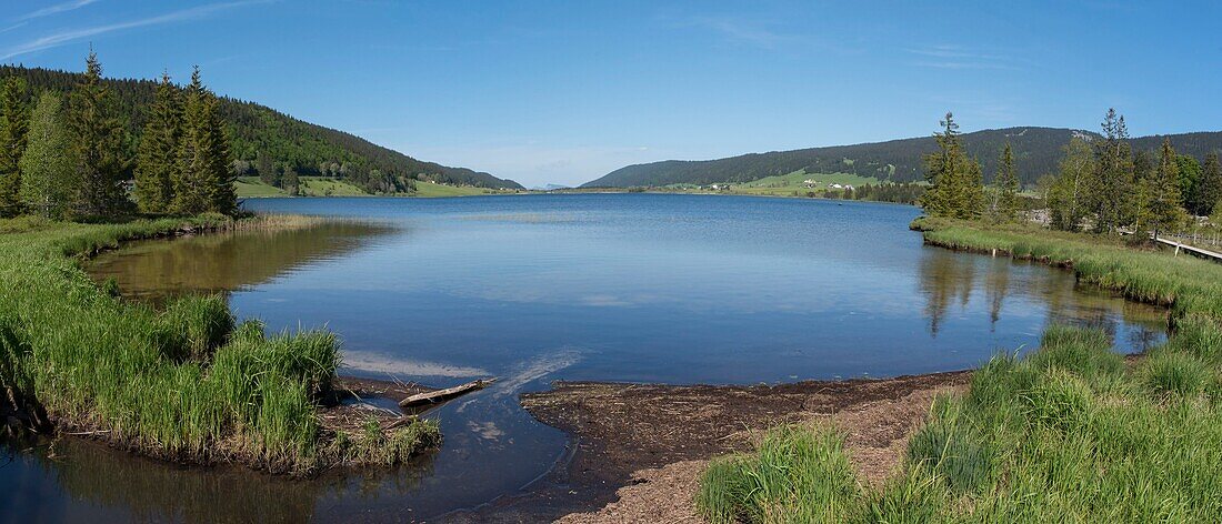 Frankreich, Jura, Les Rousses, Panoramablick auf den natürlichen See