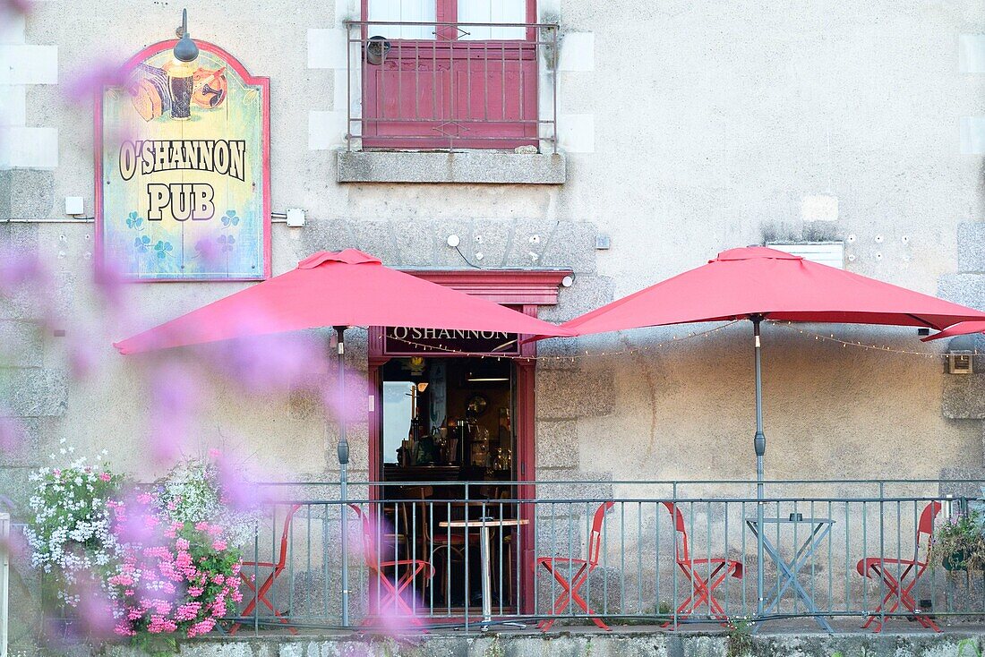 France, Ille et Vilaine, Redon, summer evening at terrace of pub O'Shannon