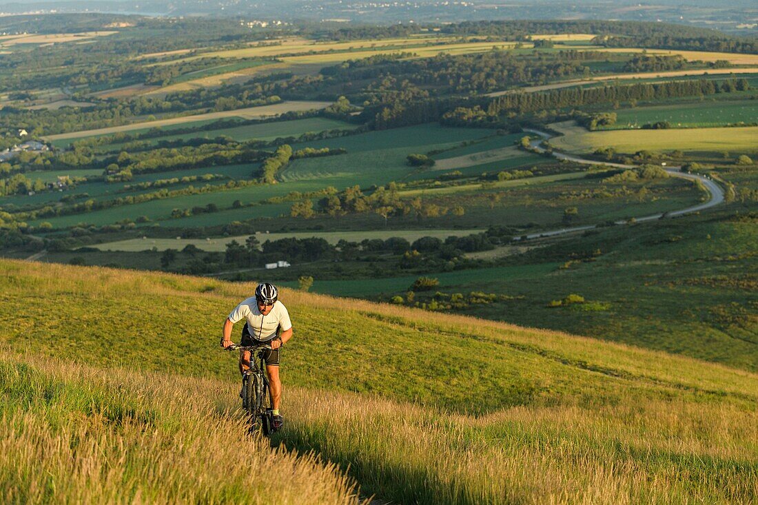 Frankreich, Finistere, Dineault, Mountainbike auf den Pfaden von Menez Hom