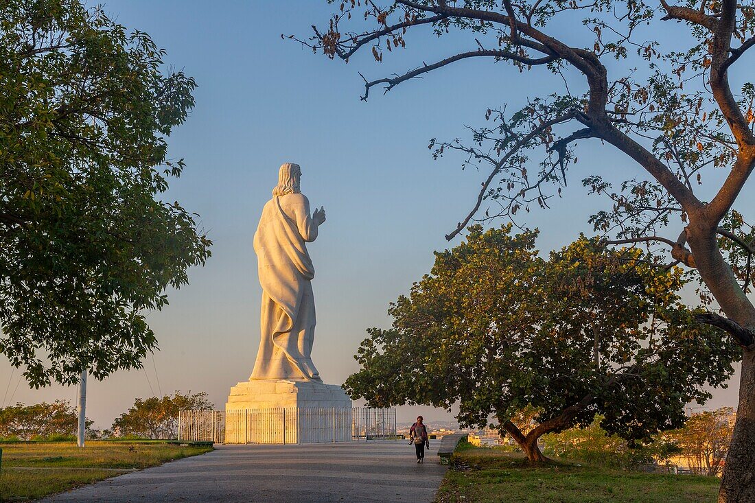 Kuba, Havanna, Stadtteil Regla, die 20 m hohe Christusstatue von Havanna beherrscht seit 1958 die Bucht von Havanna