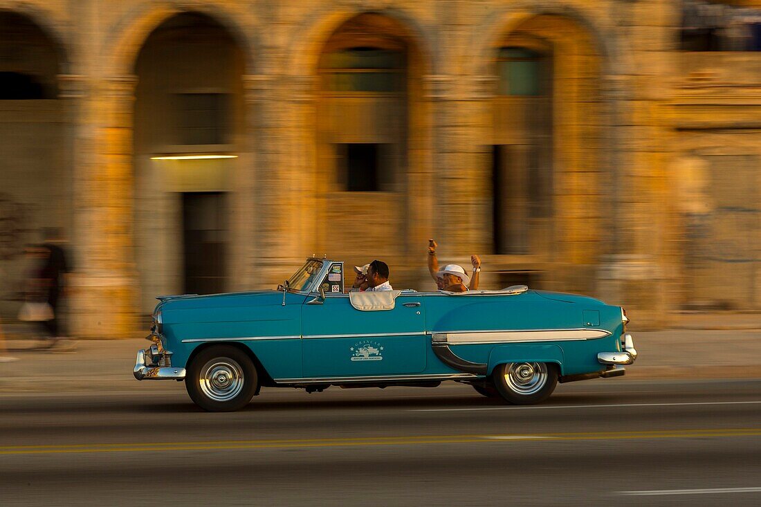 Cuba, Havana, district of Habana Vieja listed as World Heritage by UNESCO, Old American car on the Malecon