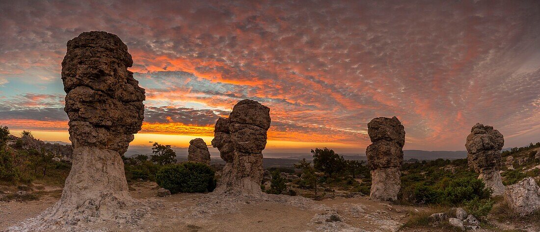 France, Alpes de Haute Provence, rocks of Mourres, Forcalquier, Luberon Regional Nature Park